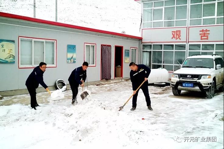 人間四月芳菲盡，山中春雪還復(fù)來