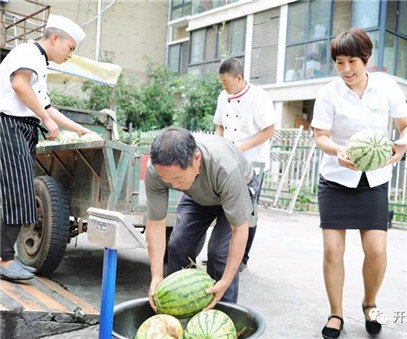 買下一整車西瓜，讓瓜農(nóng)早點回家
